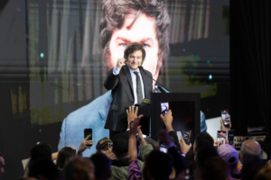 Un hombre en un escenario saluda a una multitud