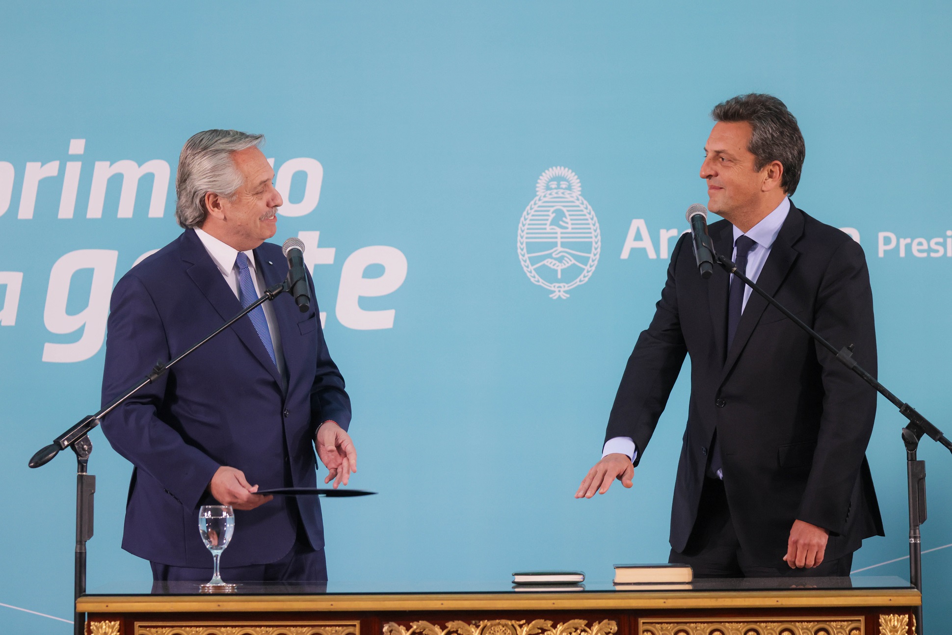 Presidente argentino Alberto Fernández (à esquerda) junto ao candidato presidencial da coalizão governista, Sergio Massa