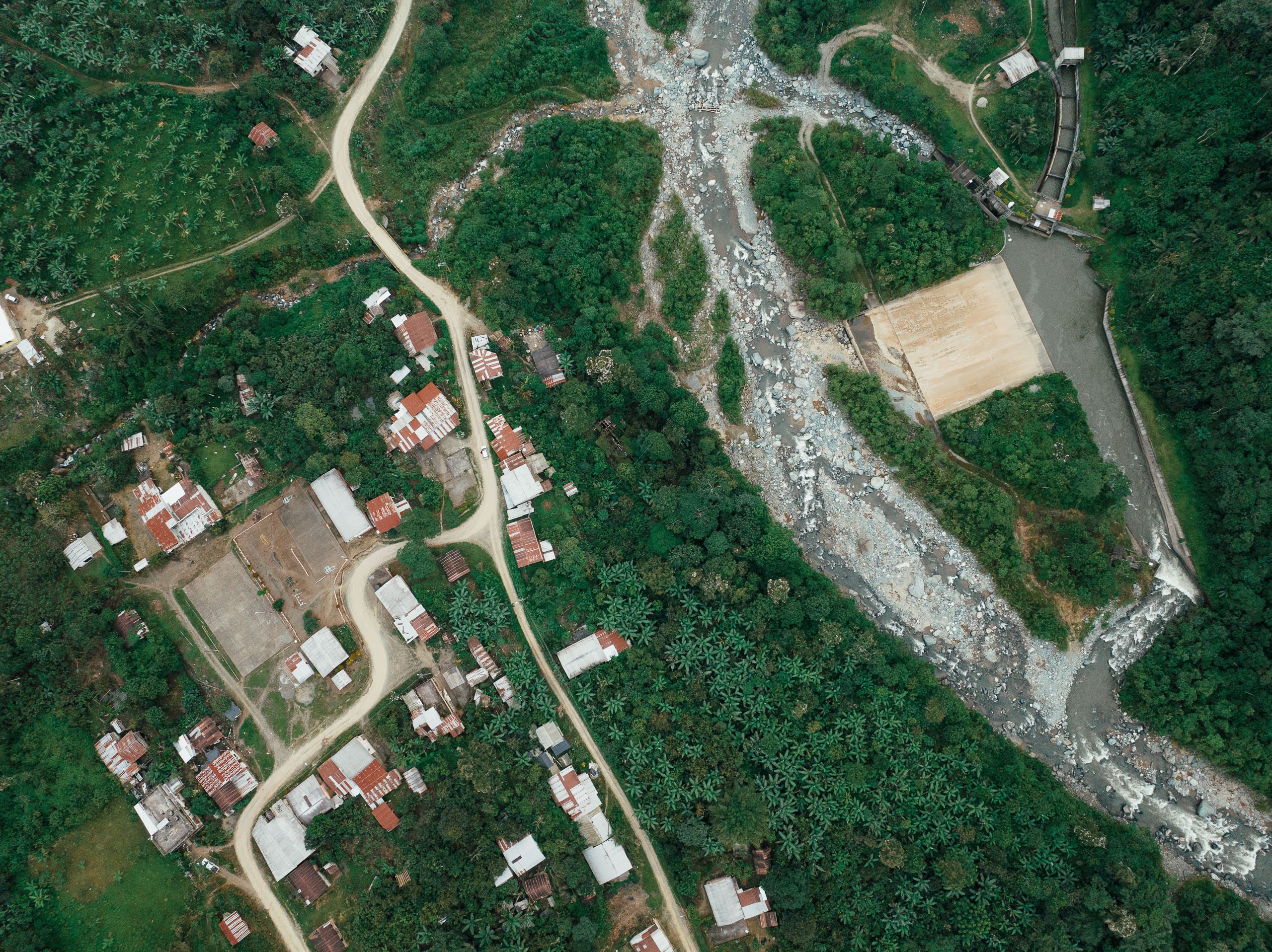 Vista aérea do canal da usina hidrelétrica de San José del Tambo (à direita), próxima à comunidade de San Pablo de Amalí
