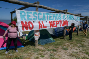 Manifestantes sosteniendo un cartel que dice "Rescatemos al Santa Lucía. No al Neptuno".