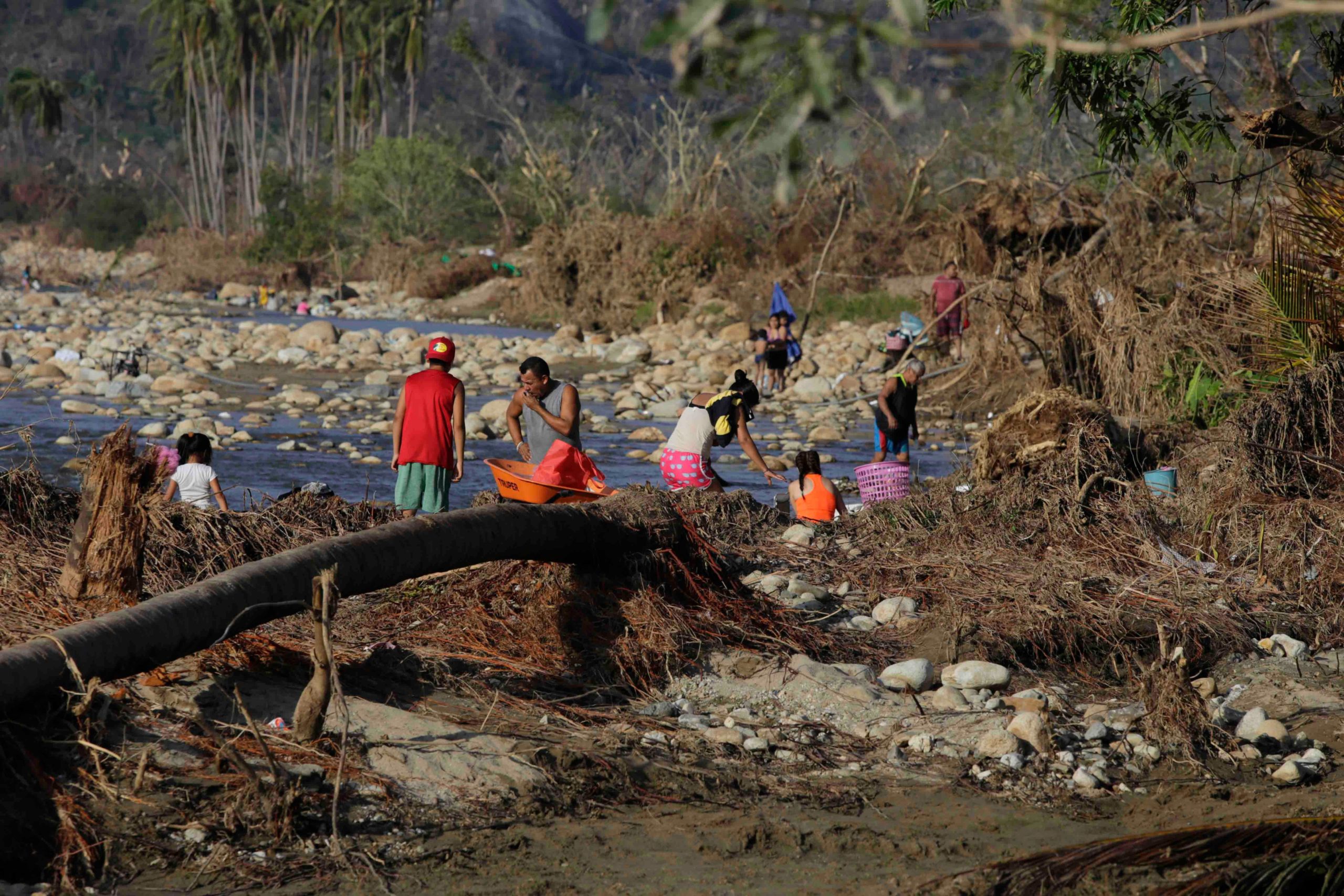 Comunidades de baixa renda próximas a Acapulco lavam roupas no rio