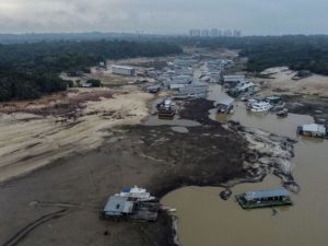 <p>O Igarapé do Gigante, que deságua no rio Negro, em Manaus, é um dos locais mais duramente atingidos pela seca no Amazonas (Imagem: Alamy)</p>
