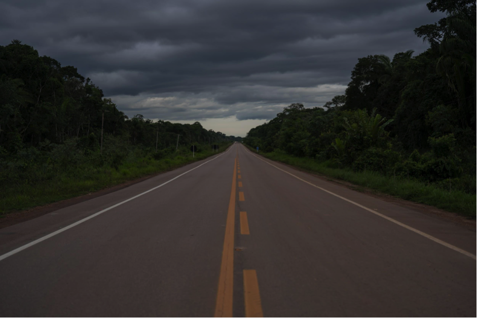 Trecho pavimentado da rodovia BR-319, que liga os estados do Amazonas e Rondônia