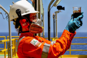 <p>Una trabajadora de Petrobras inspecciona petróleo en la plataforma P-71 de la cuenca de Santos, que alberga grandes yacimientos petrolíferos frente a la costa sudoriental de Brasil. Varias empresas chinas están establecidas en el sector del petróleo y el gas brasileños, incluso en la perforación en aguas profundas (Imagen: Tânia Rêgo / Agência Brasil)</p>