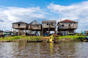 <p>Casas de palafitas na margem do rio Itaya, no bairro Belén, em Iquitos, Peru, em 2022. O rio agora transborda com mais frequência na estação chuvosa (Imagem: Karin Pezo / Alamy)</p>