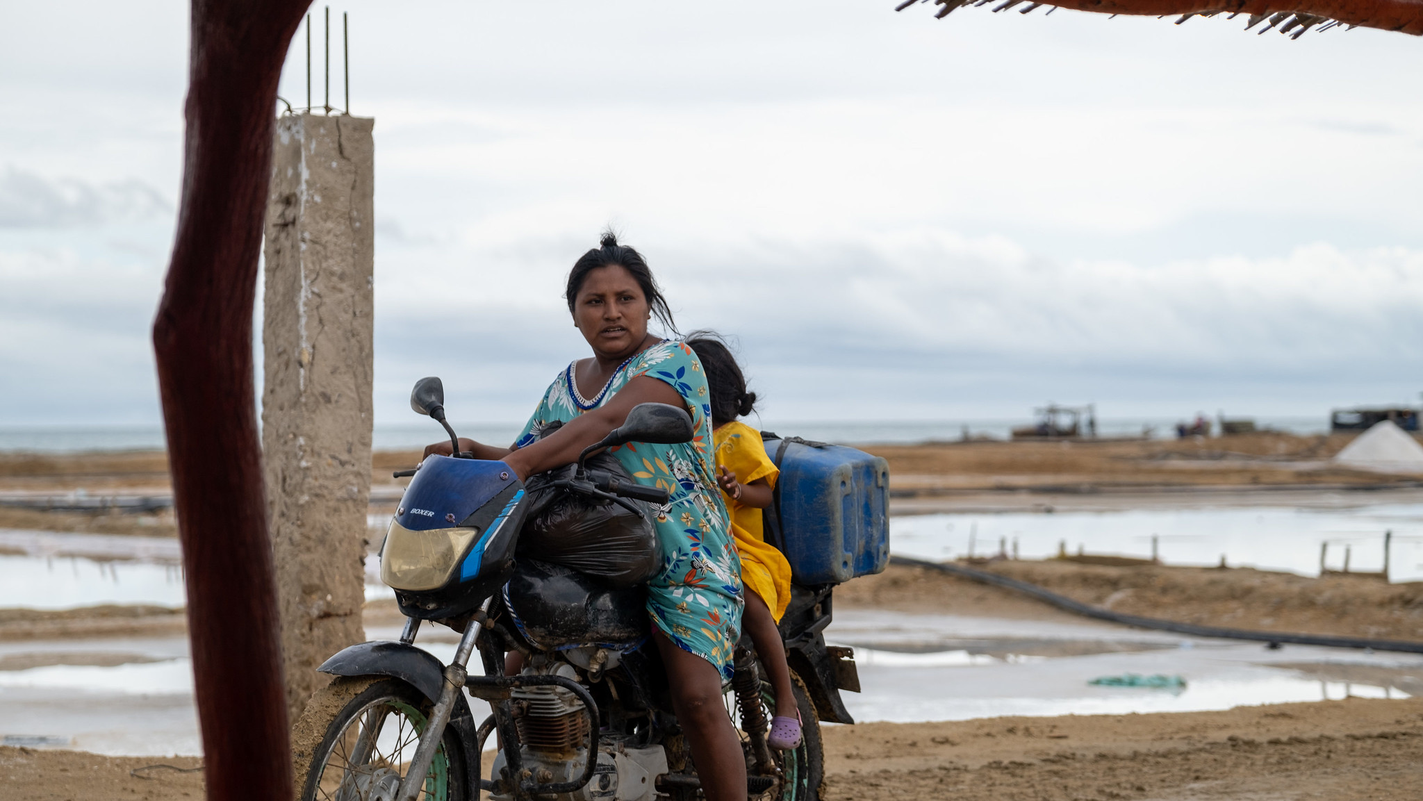 Mulher e criança do povo Wayuu andam de moto nas salinas de Manaure e Mayapo