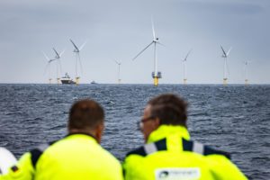 <p>Parque eólico Hollandse Kust Zuid, na porção holandesa no Mar do Norte. A geração de energia renovável offshore é um dos principais mecanismos para reduzir as emissões de gases de efeito estufa (Imagem: Jeffrey Groeneweg / Alamy)</p>