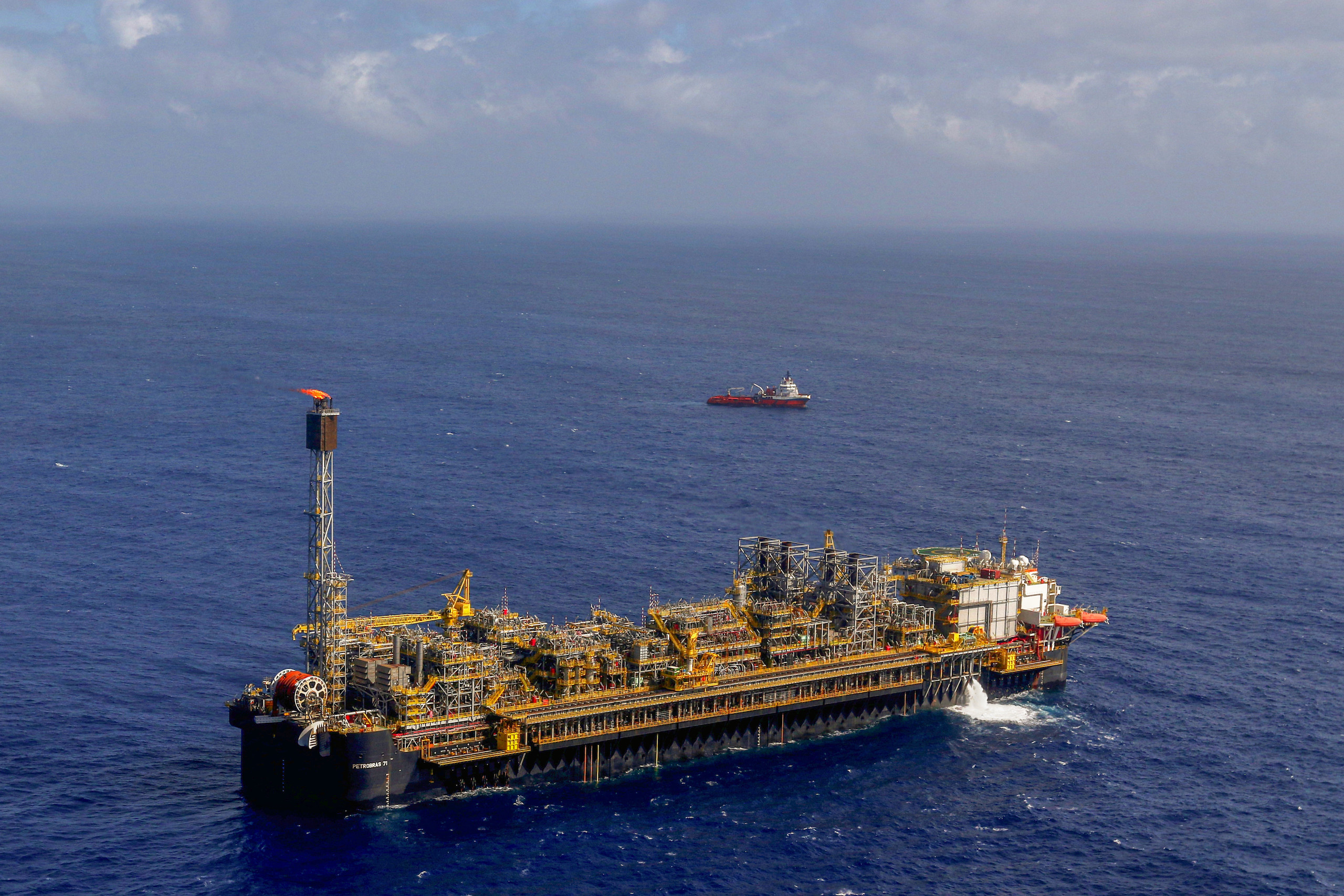 plataforma petrolera en un océano