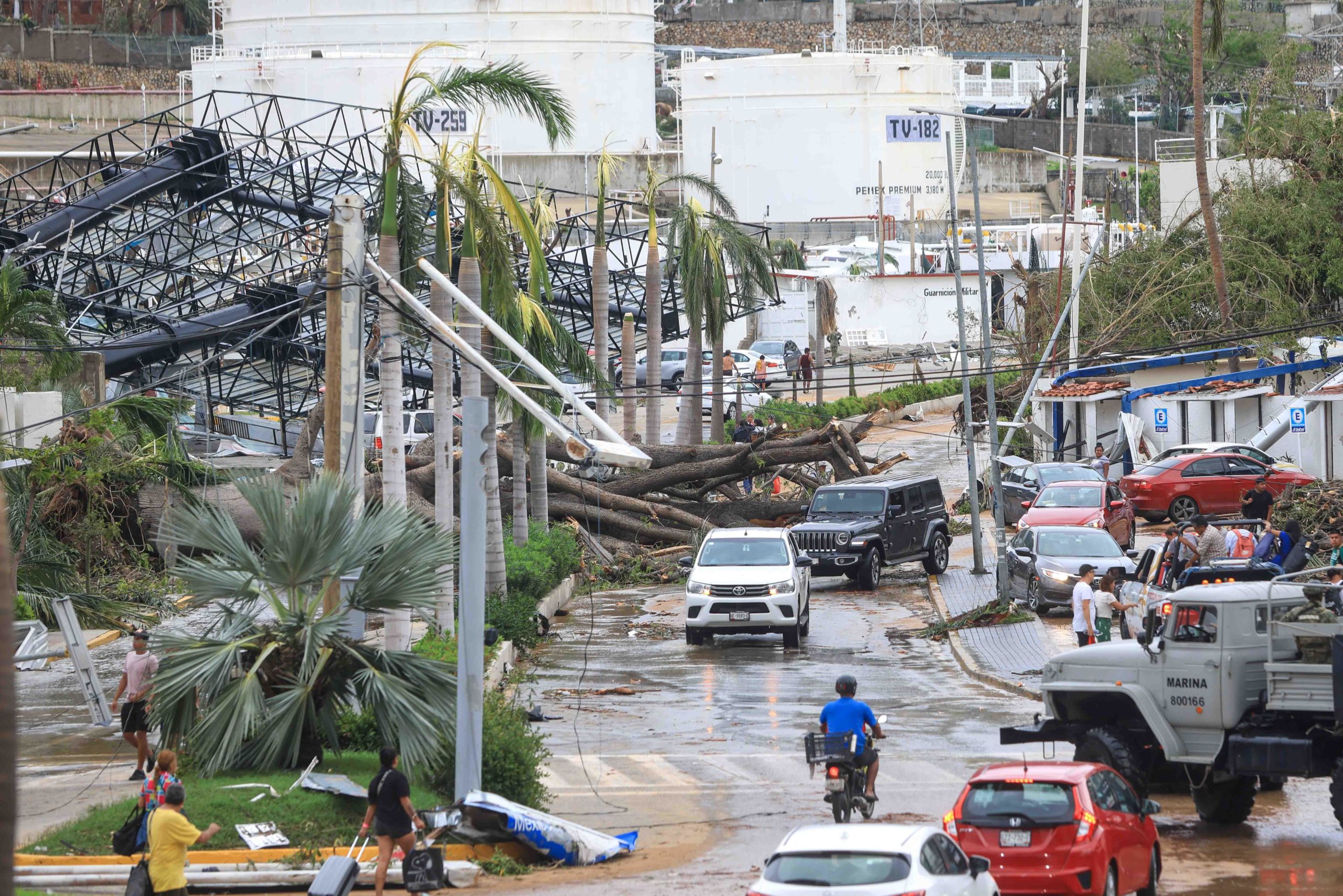 Acapulco destruída após a passagem do furacão Otis