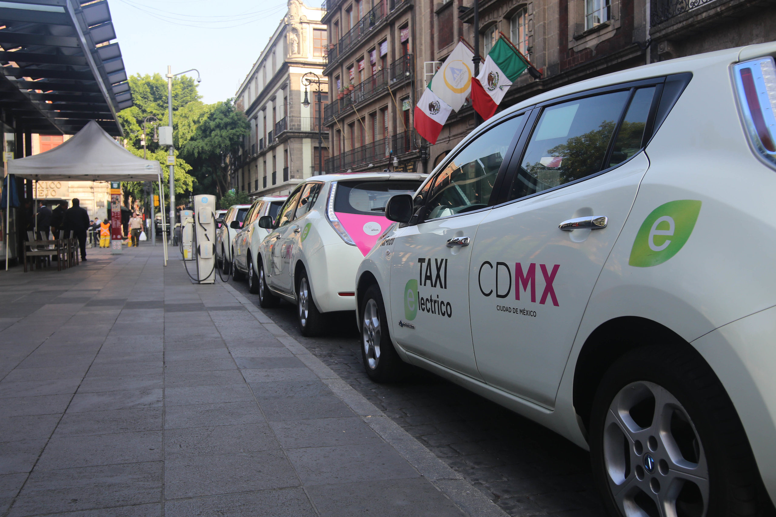 Táxis elétricos da Cidade do México estacionados ao lado de uma das duas mil estações públicas de recarga disponíveis no país