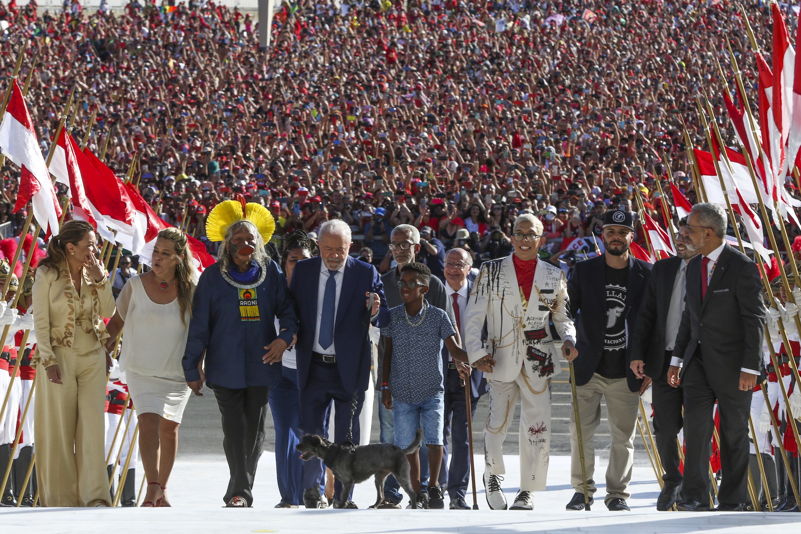 Lula da Silva subiendo la escalinata del palacio presidencial brasileño junto a miembros de comunidades indígenas