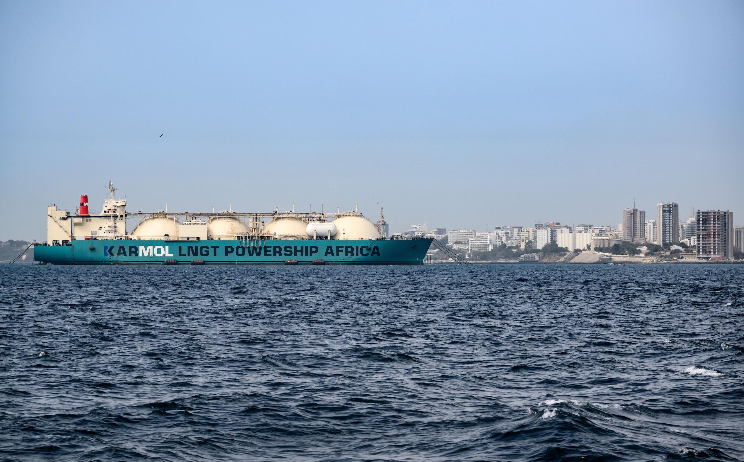 Un barco de carga de gas en el océano