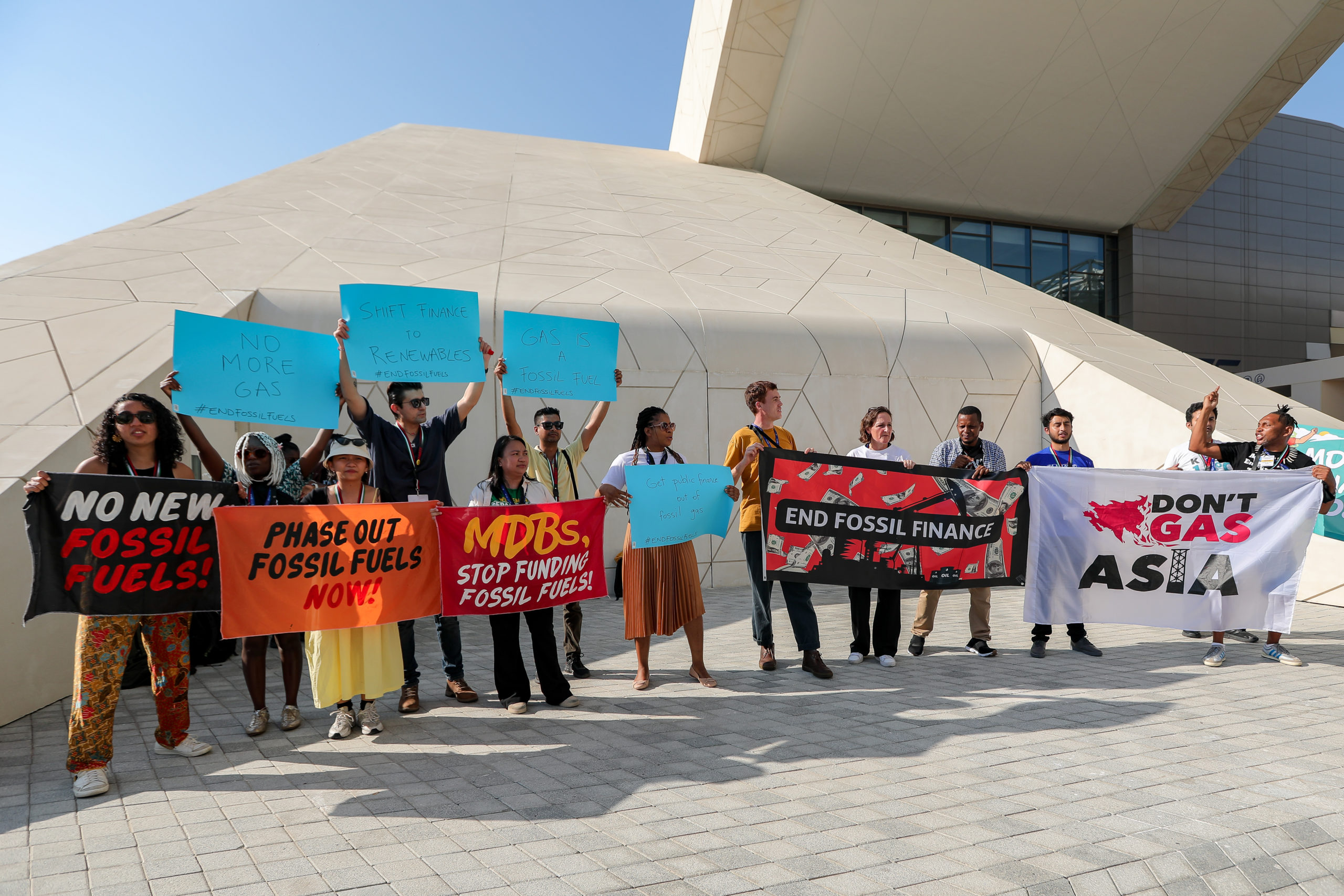 Manifestantes pedem a eliminação total de combustíveis fósseis na COP28