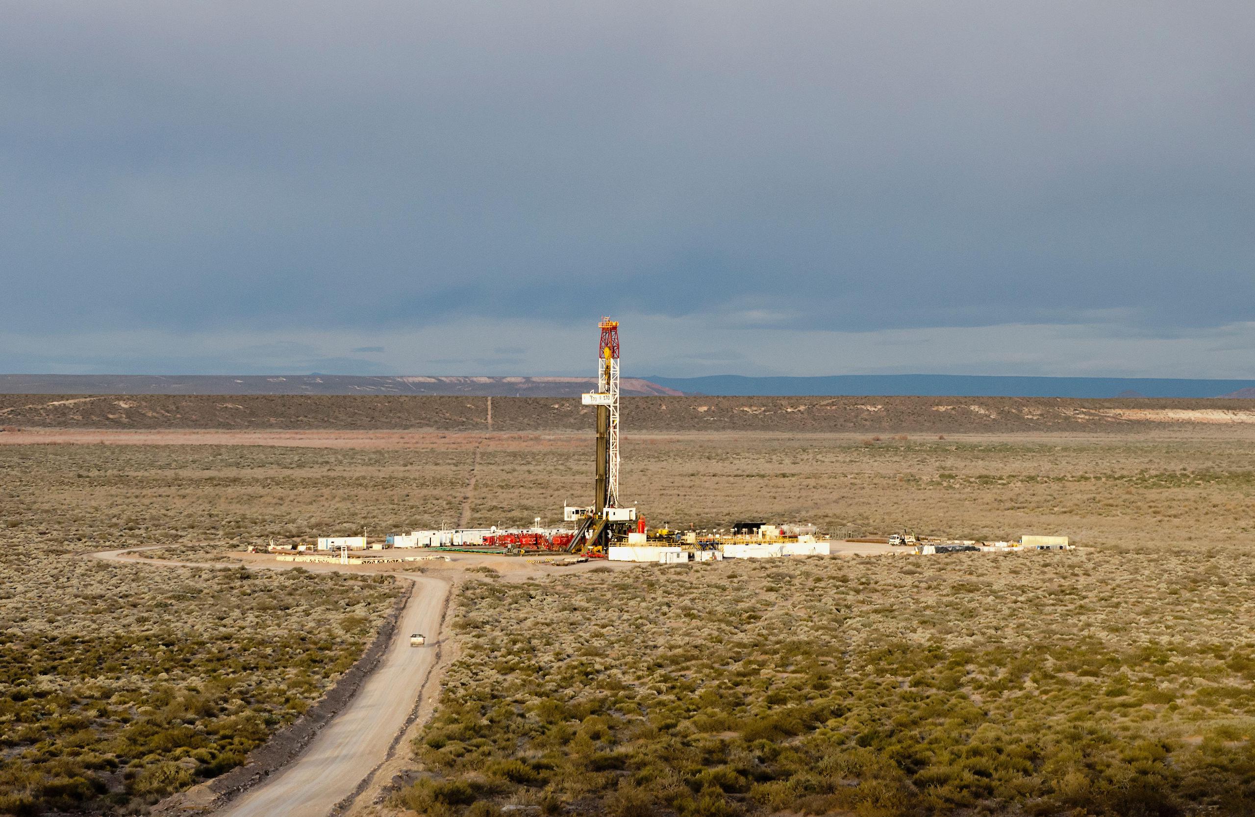 Plataforma de extração de petróleo em Vaca Muerta, província de Neuquén, Argentina