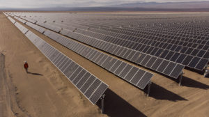 <p>Un trabajador en el parque solar Sonnedix, en el desierto de Atacama, Chile. Según un nuevo estudio, América Latina podría obtener más de 2 billones de dólares en beneficios si alcanza las emisiones netas cero en los próximos 25 años (Imagen: <a href="https://www.flickr.com/photos/imfphoto/51308867612/in/album-72157719537471854/">Tamara Merino</a> / <a href="https://flickr.com/people/imfphoto/">FMI</a>, <a href="https://creativecommons.org/licenses/by-nc-nd/2.0/">CC BY NC ND</a>)</p>