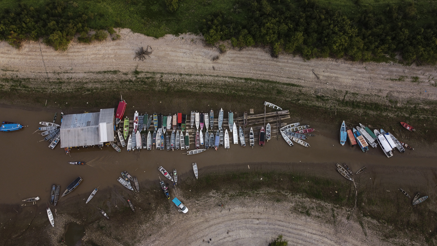 Vista aérea de botes en una orilla seca