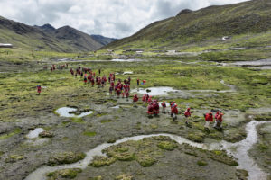 Personas caminando en una zona montañosa