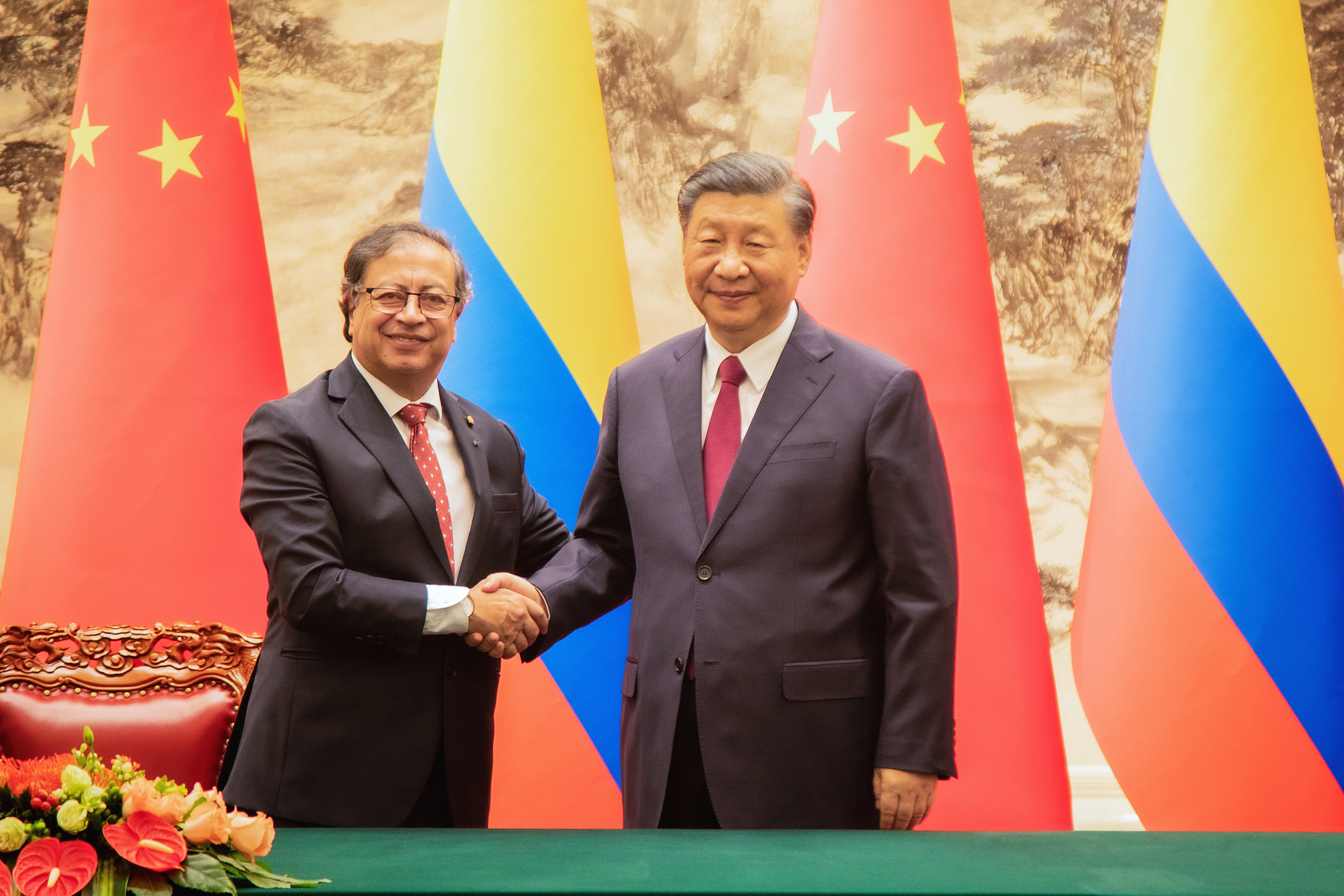 Aperto de mão de Gustavo Petro e Xi Jinping