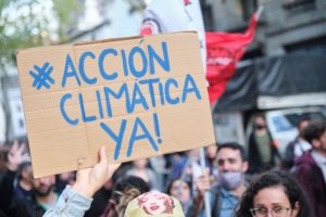 <p>&#8216;Ação climática já&#8217;, lê-se em cartaz de manifestantes em Buenos Aires, Argentina, em setembro de 2021. Especialistas explicam que a degradação ambiental no país limita a capacidade de resposta à crise climática (Imagem: Carolina Jaramillo Castro / Alamy)</p>