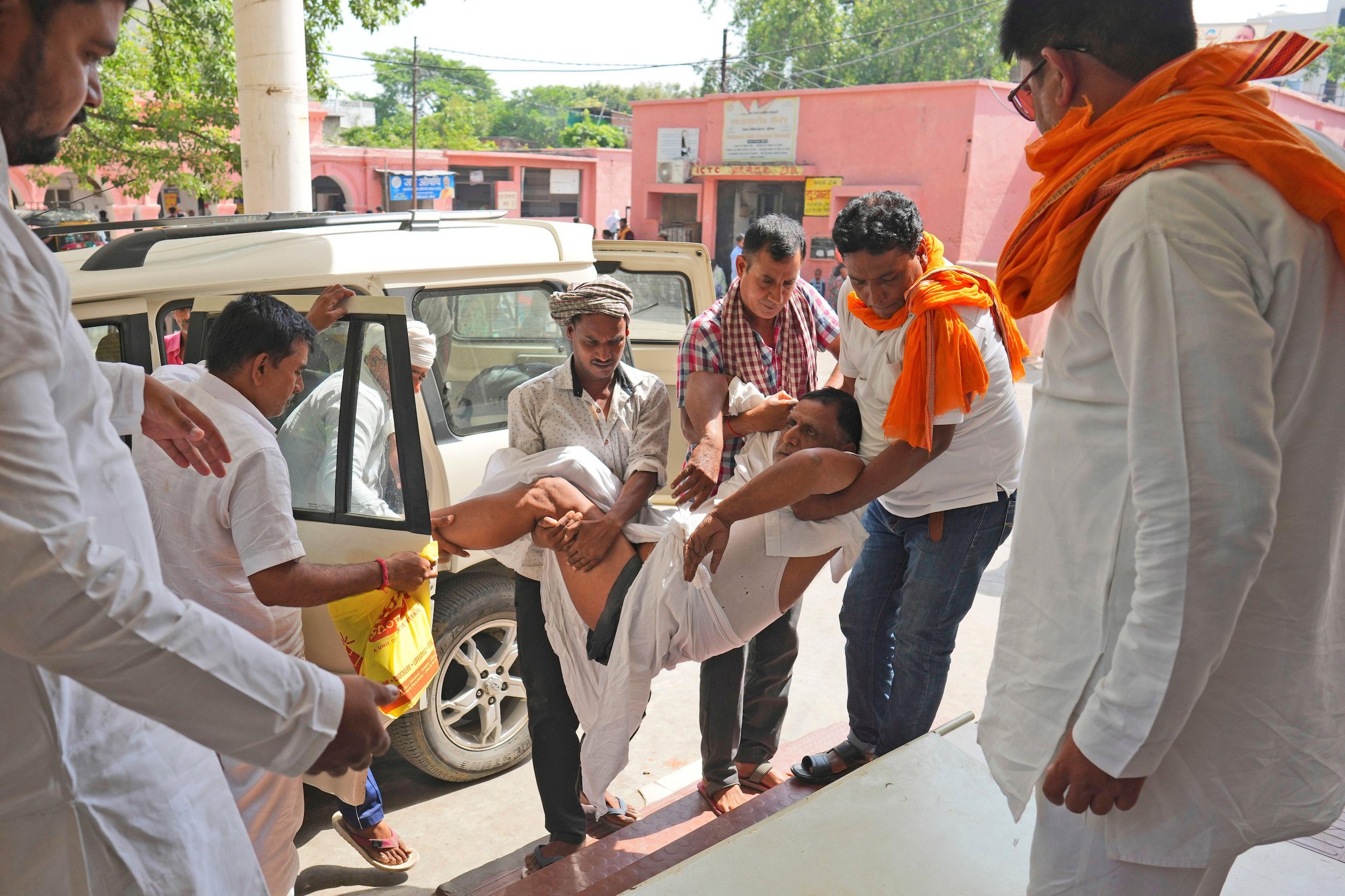 Homem que passa mal devido ao calor extremo é carregado para um hospital superlotado em Ballia, Uttar Pradesh, Índia