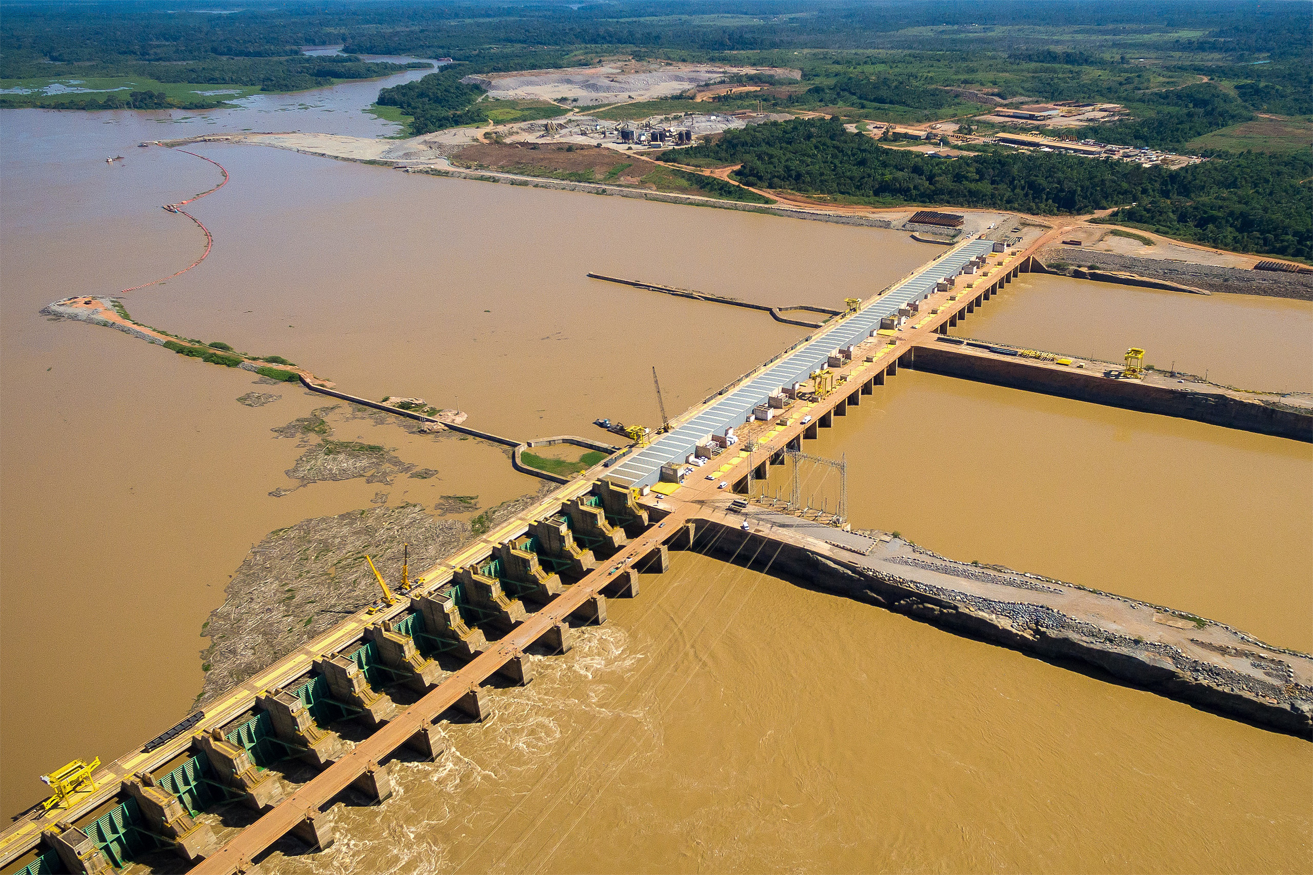 Vista aérea de una central hidroeléctrica en un río marrón