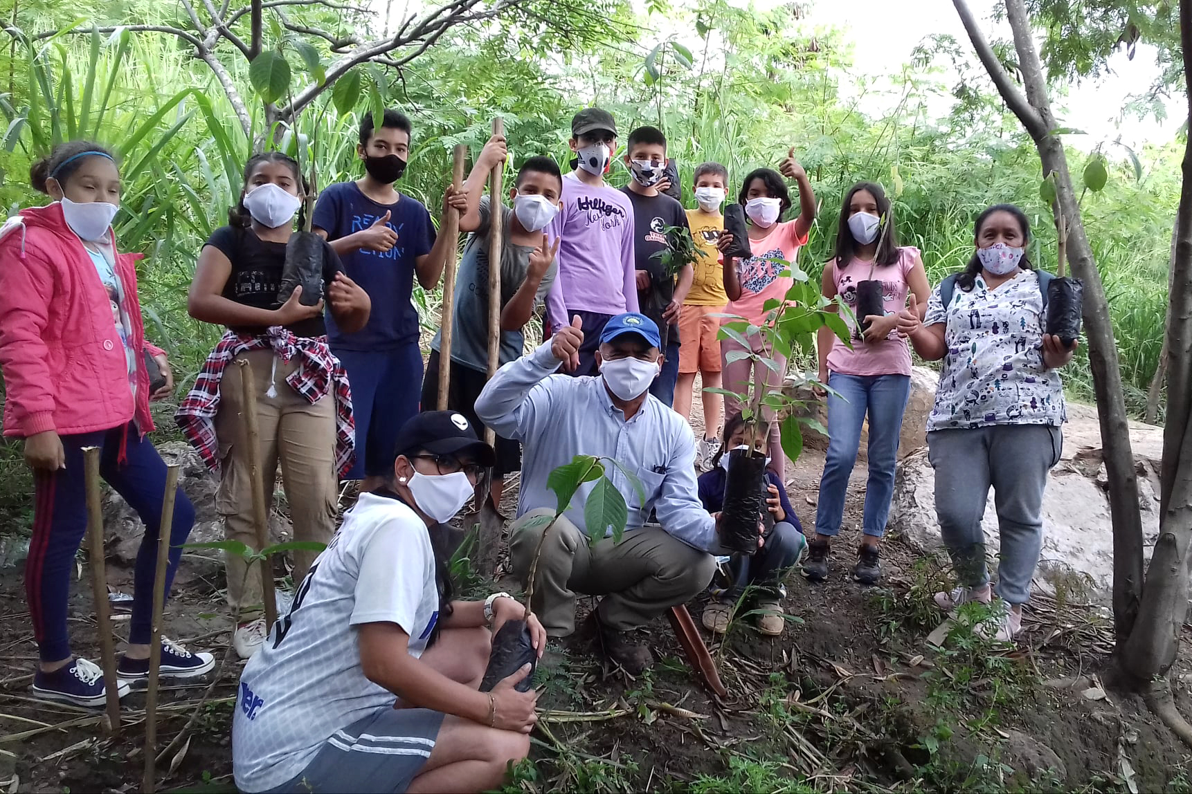un grupo de jóvenes voluntarios en una jornada de reforestación