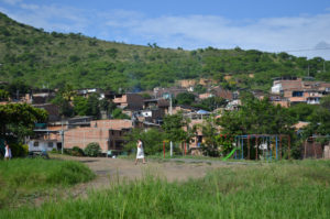 <p>Vista de Panorama, assentamento informal na cidade de Yumbo, Colômbia. Confrontados com a pobreza, a poluição e a falta de apoio estatal, moradores iniciaram programas de reflorestamento, hortas urbanas e reservatórios de água em parques públicos (Imagem: Gonzalo Lizarralde)</p>