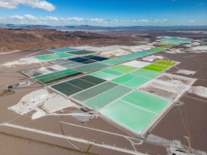 Vista aérea de piscinas cuadradas con agua azul, verde y turquesa en un desierto