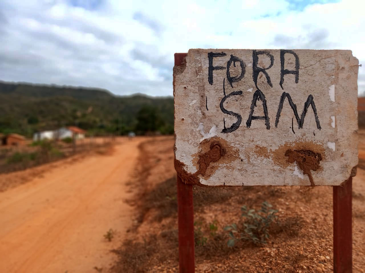 Un cartel con la frase "Fora SAM"