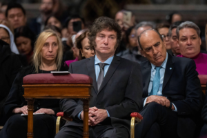 El presidente argentino Javier Milei, su hermana Karina Elizabeth Milei y el ministro de interior Guillermo Francos sentados en una iglesia