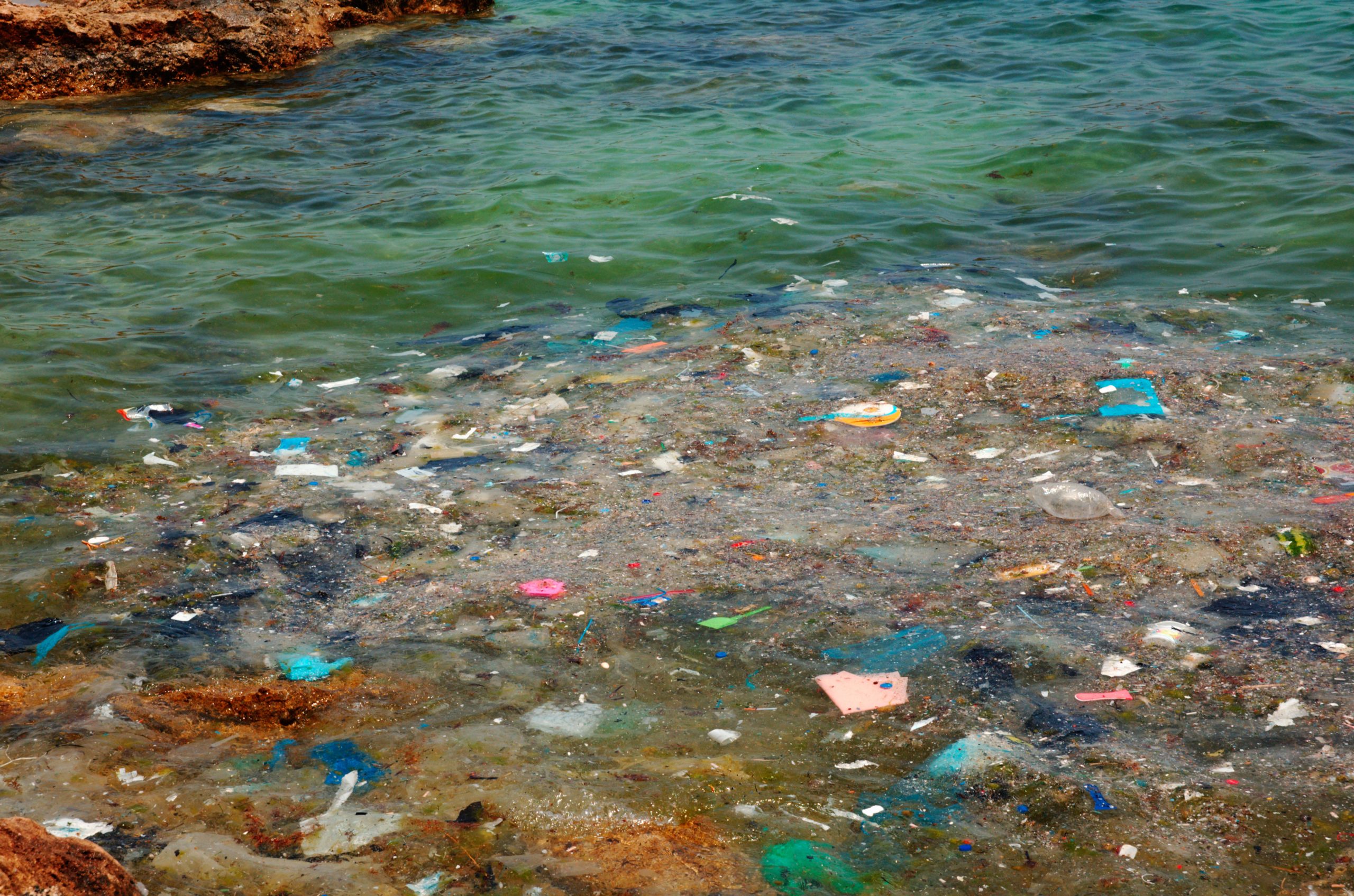 plástico flotando en la superficie del mar