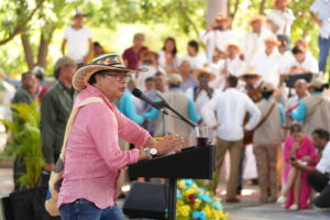 Gustavo Petro discursa para comunidades de San Juan del Cesar, norte da Colômbia